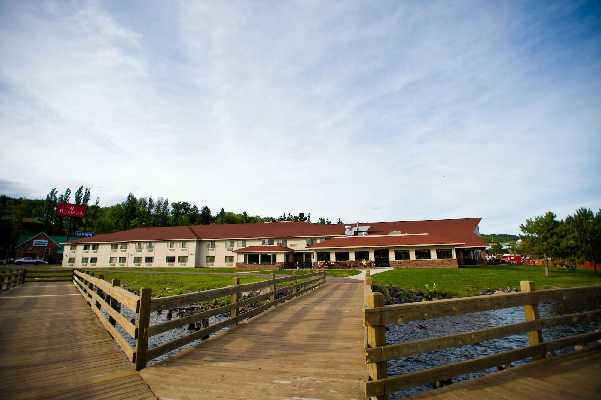 Ramada By Wyndham Hancock Waterfront Buitenkant foto