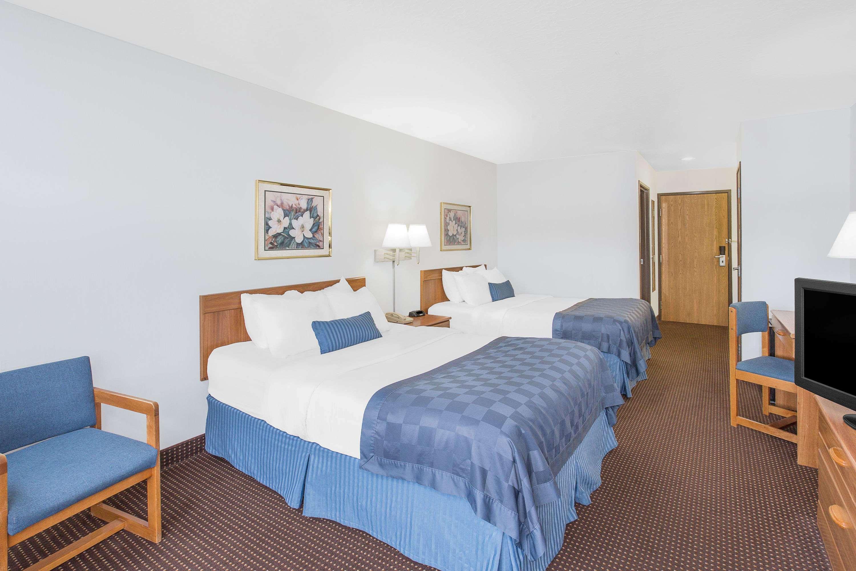 Ramada By Wyndham Hancock Waterfront Buitenkant foto