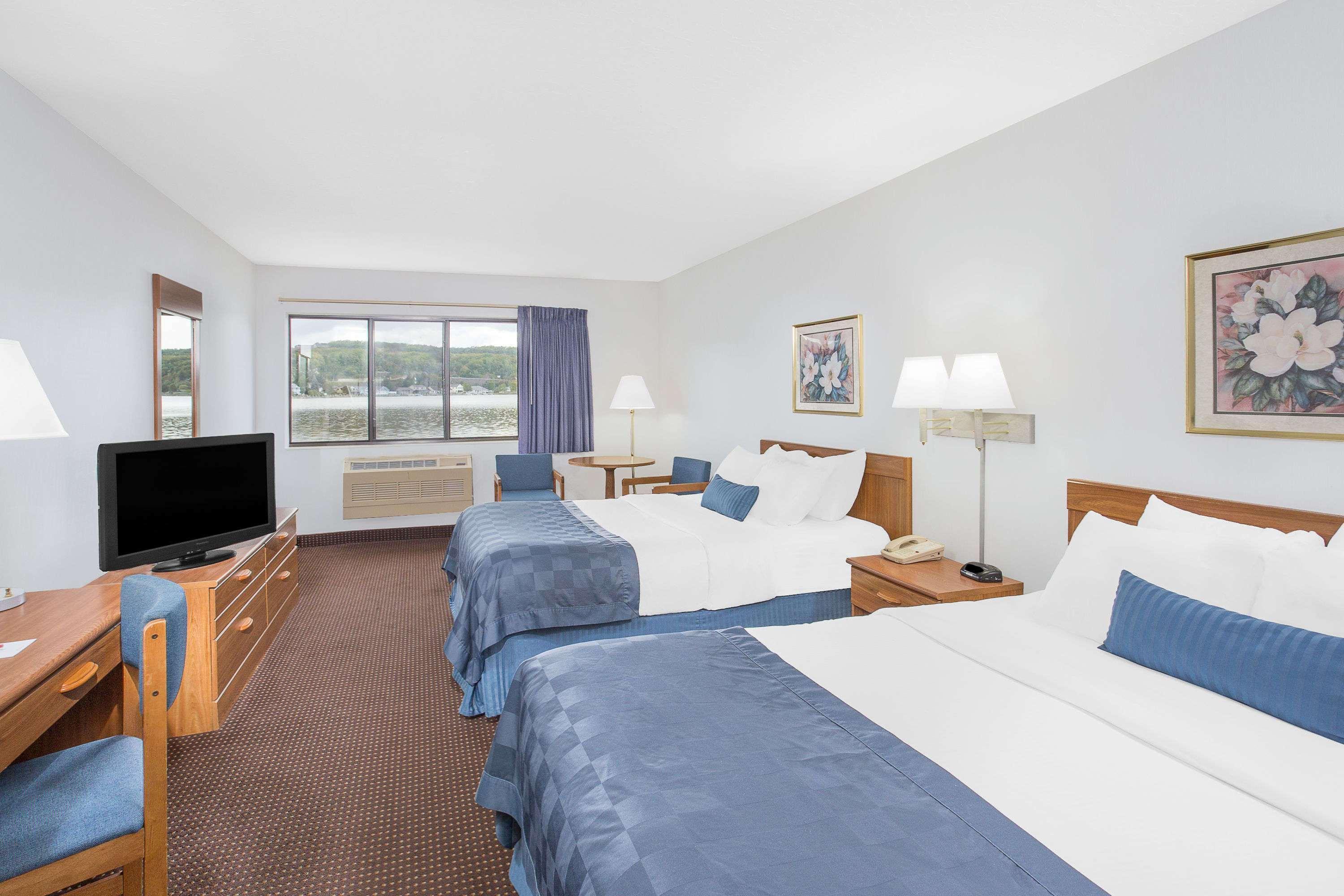 Ramada By Wyndham Hancock Waterfront Buitenkant foto
