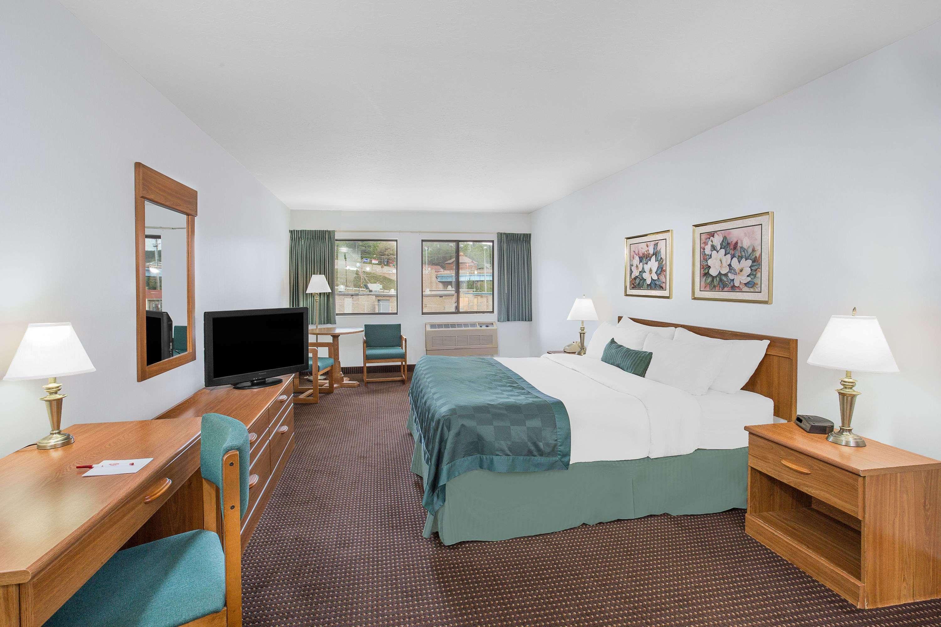 Ramada By Wyndham Hancock Waterfront Buitenkant foto