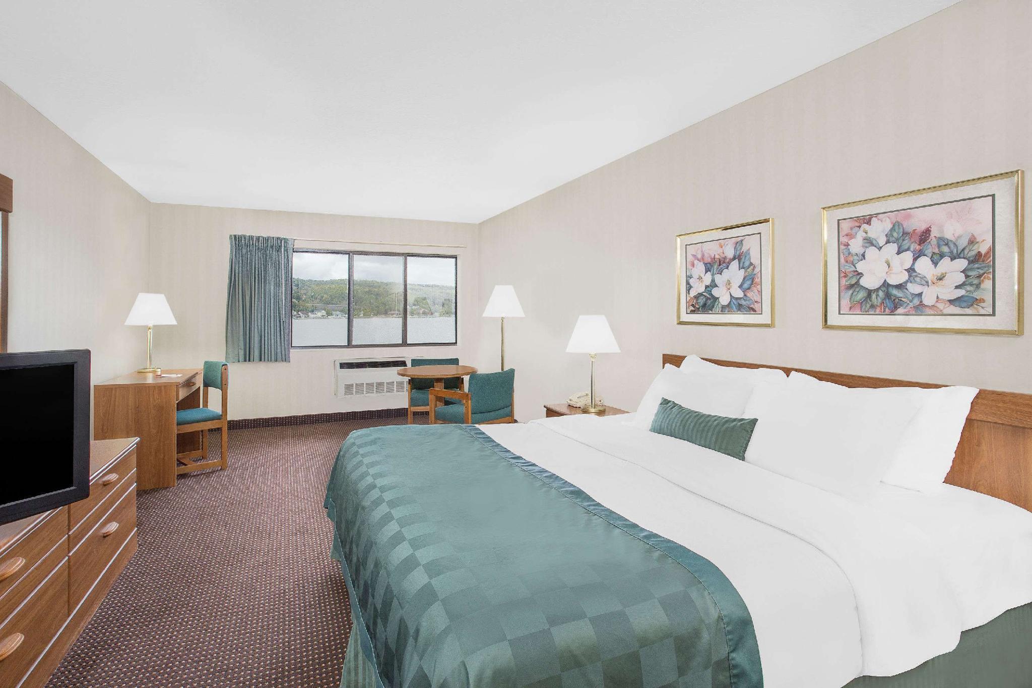 Ramada By Wyndham Hancock Waterfront Buitenkant foto