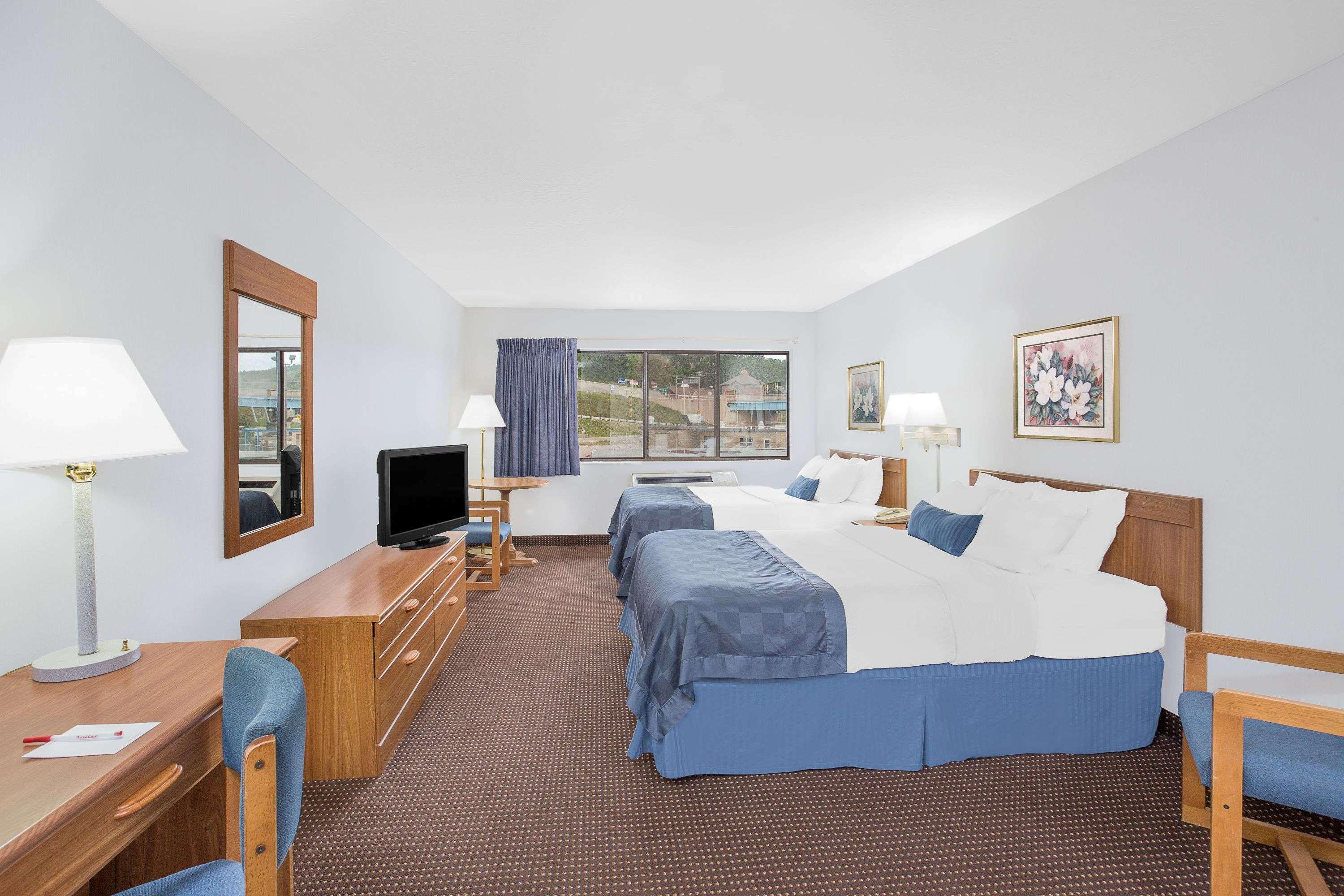 Ramada By Wyndham Hancock Waterfront Buitenkant foto