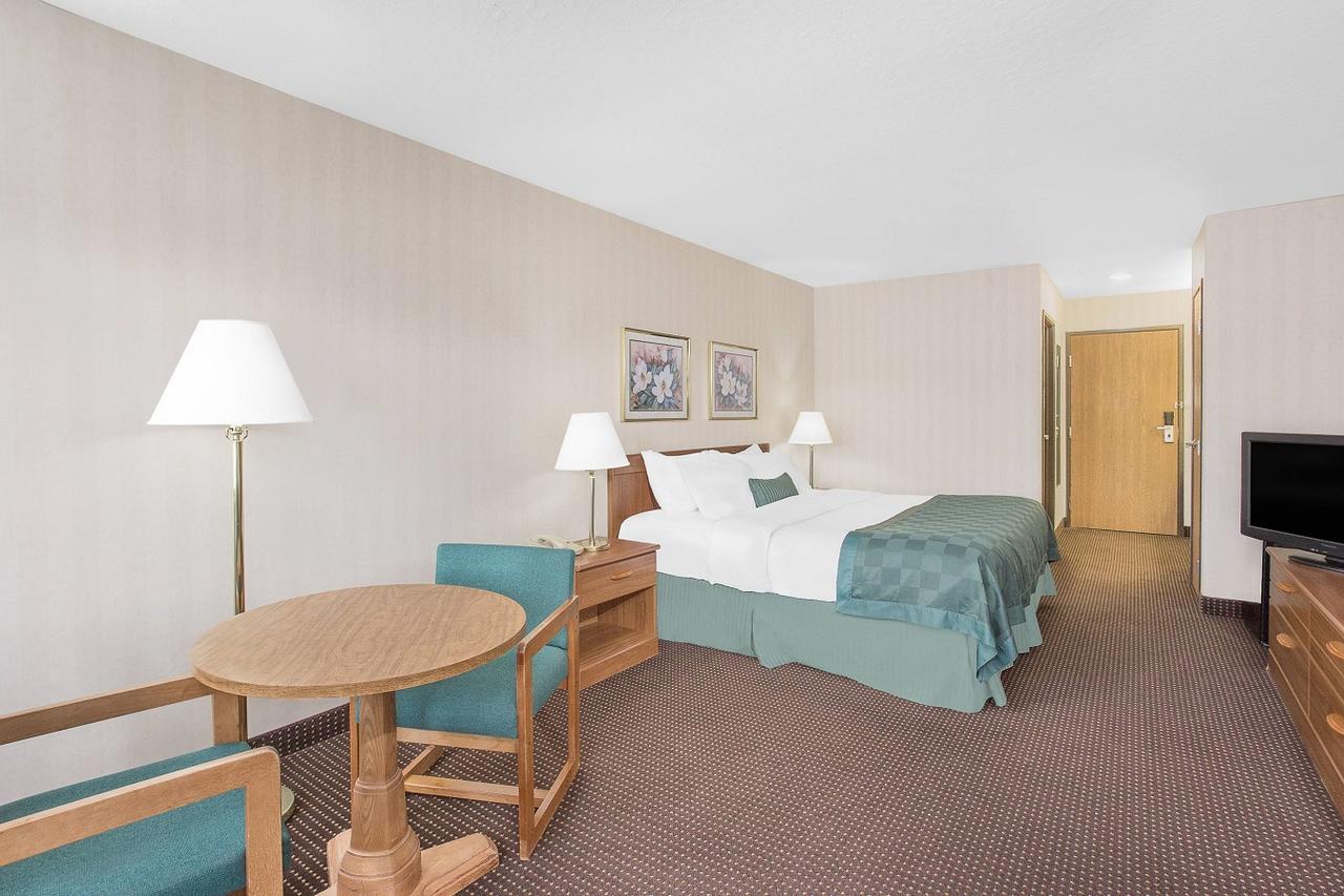 Ramada By Wyndham Hancock Waterfront Buitenkant foto