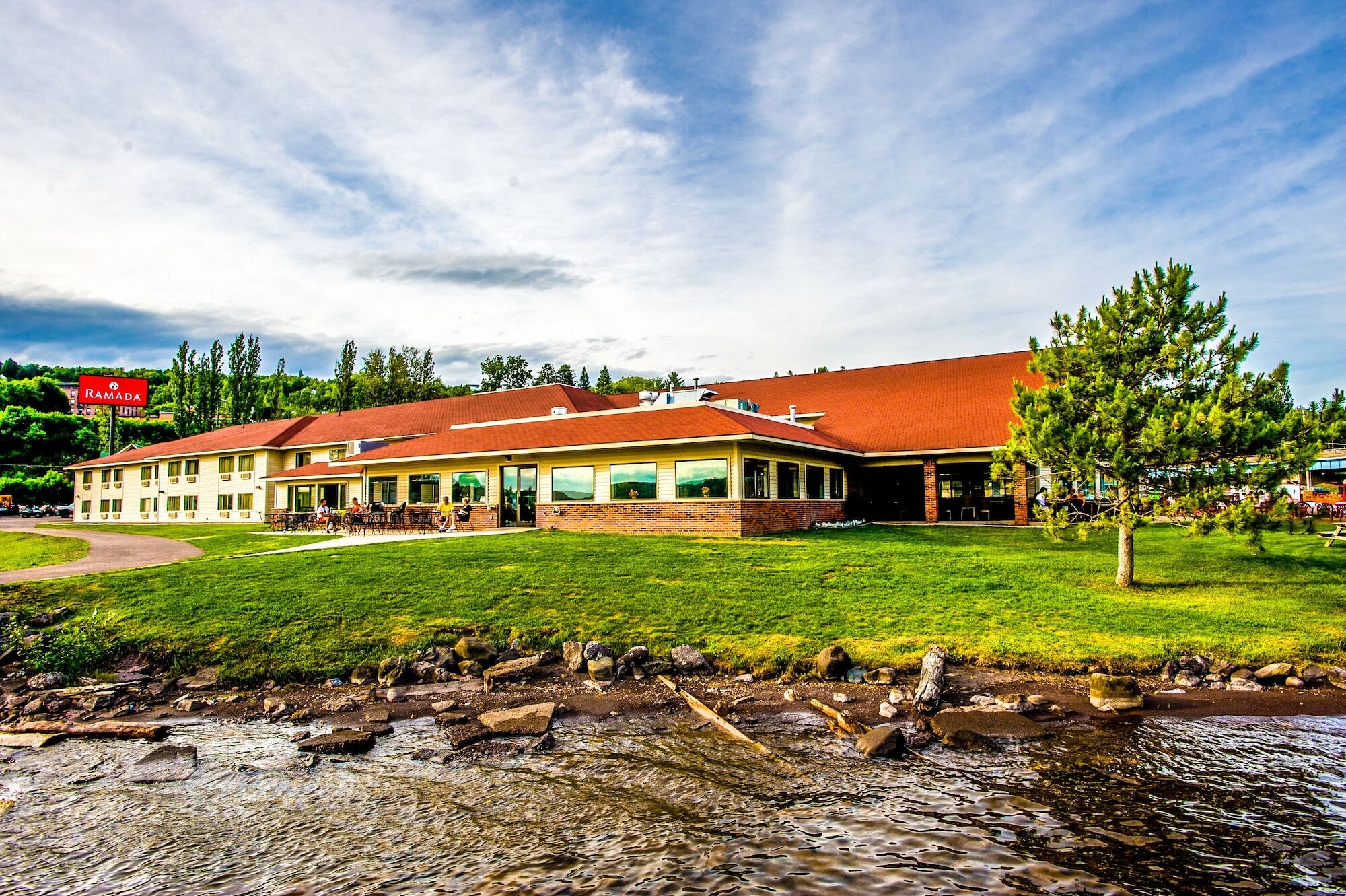 Ramada By Wyndham Hancock Waterfront Buitenkant foto